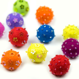 LIV-42, Adams, magneti decorativi in feltro, con perle di vetro, set da 3